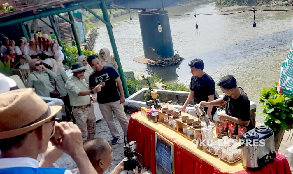 OKU Dukung Minum Kopi Serentak di Pinggir Sungai dengan Festival Kopi Ulu Bamboo Drip