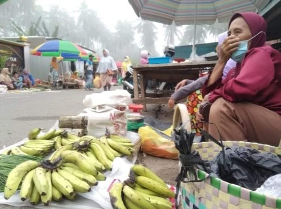 Sepi Pembeli, Pedagang Pilih Jualan di Pinggir Pasar