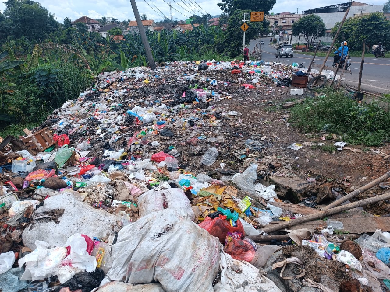Masyarakat OKU Cuek, Masih Buang Sampah di Tempat Terlarang, Ntar Banjir Nyalahin Pemerintah?