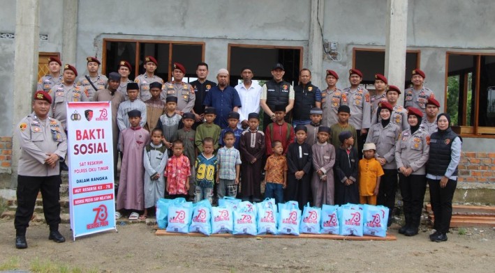 Peduli Sesama di HUT Reserse ke-78, Satreskrim Polres OKU Timur Salurkan Bansos