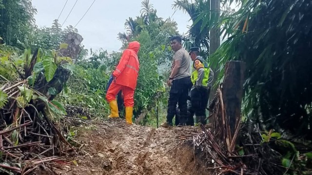 Longsor Terjang Sungai Are, Dua Ruas Jalan Vital Terputus