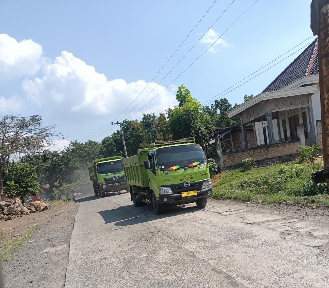 Kendaraan Material Tambang di OKU Bikin Berdebu dan Rusak Jalan  Rentan Sebar Penyakit