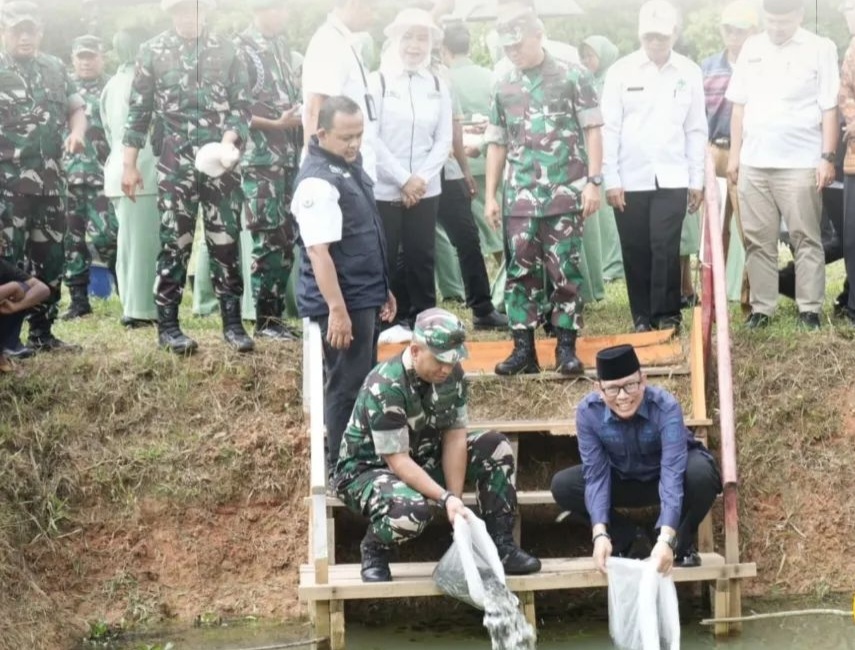 Tebar Benih, Target Seluruh Warga Desa Marta Jaya Punya Kolam Ikan Gabus