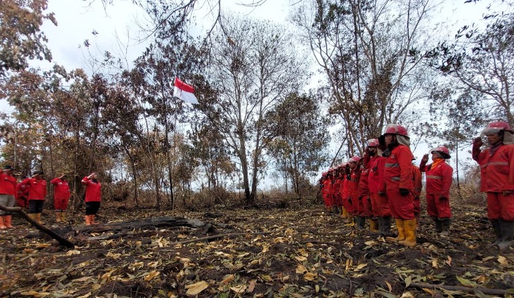 Personel Maggala Agni Gelar Upacara HUT RI ke-79 di Tengah Lokasi Karhutla