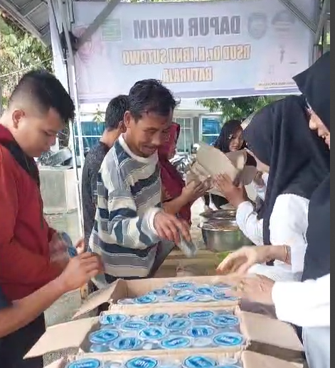 Dirikan Dapur Umum, RSUD dr Ibnu Sutowo Bagikan Makan dan Minuman Gratis untuk Korban Banjir