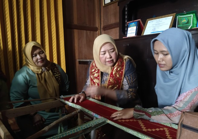 Beri Pembinaan Pengrajin Sulam Benang Emas