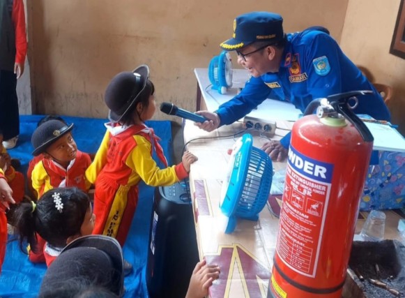Disdamkarmat OKU Selatan Kenalkan Edukasi Pencegahan Kebakaran kepada Siswa TK