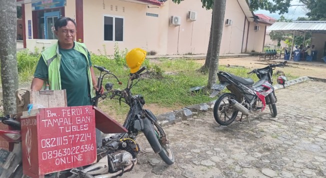 Kisah Ferdi, Tukang Tambal Ban Keliling Satu-satunya di Martapura