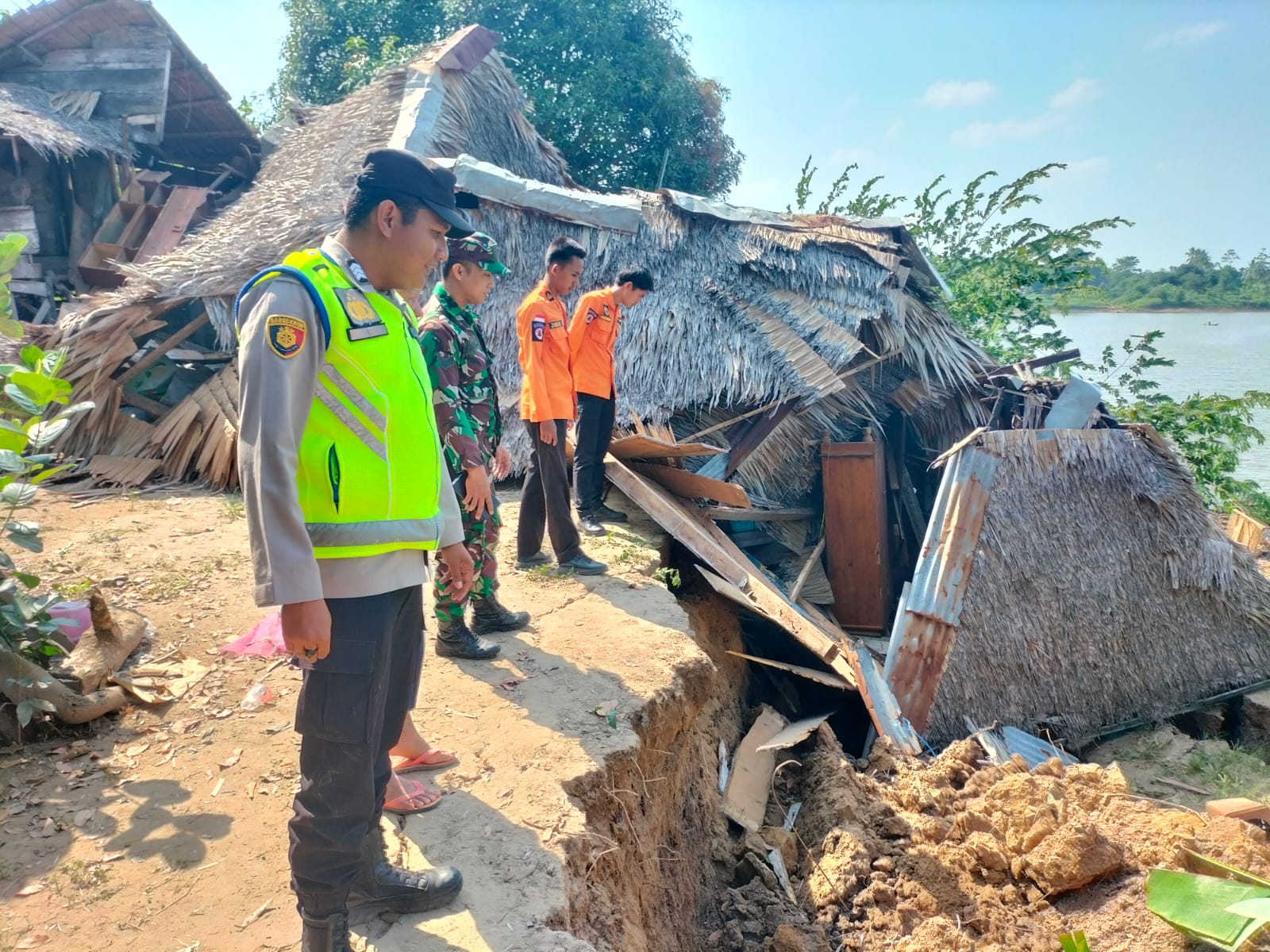 Tanah Longsor, 1 Unit Rumah Roboh dan Nyaris Nyemplung ke Sungai