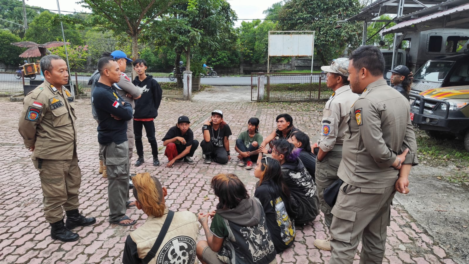 Markas Dibongkar, Belasan Anak Punk di Baturaja Datangi Kantor Sat Pol PP OKU
