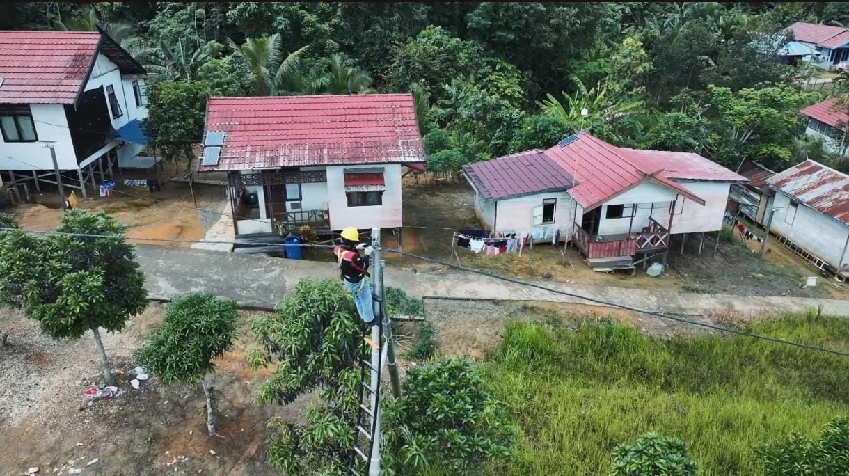 Puluhan Tahun Menanti, Ribuan Warga di Murung Raya Akhirnya Nikmati Listrik PLN