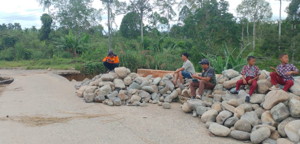 Percepat Perbaikan Jalan Longsor, Pasang Bronjong