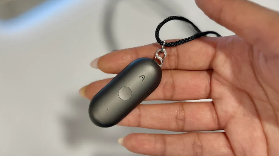 Gadget AI Sekecil Ibu Jari, Plaud NotePin S Ini Bisa Rekam dan Ringkas Meeting Otomatis!