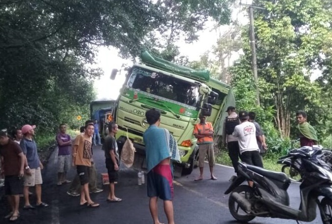 Truk Batubara Nyaris Terbalik di OKU Terus Bikin Macet 