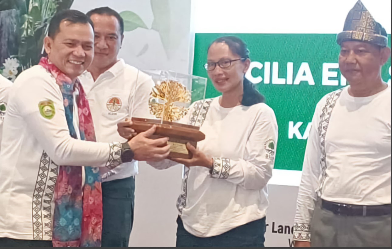 Aktif Lestarikan Lingkungan, Cicilia Eny ASN OKU Timur Raih Penghargaan Kalpataru 