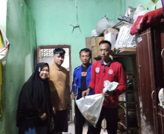 Disdamkarmat OKU Selatan Evakuasi Ular Beling dari Rumah Warga