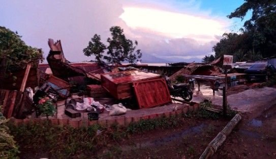 Malam Mencekam di OKU Selatan! Puting Beliung Terjang Sugih Waras, Atap Rumah Beterbangan dan Bangunan Roboh