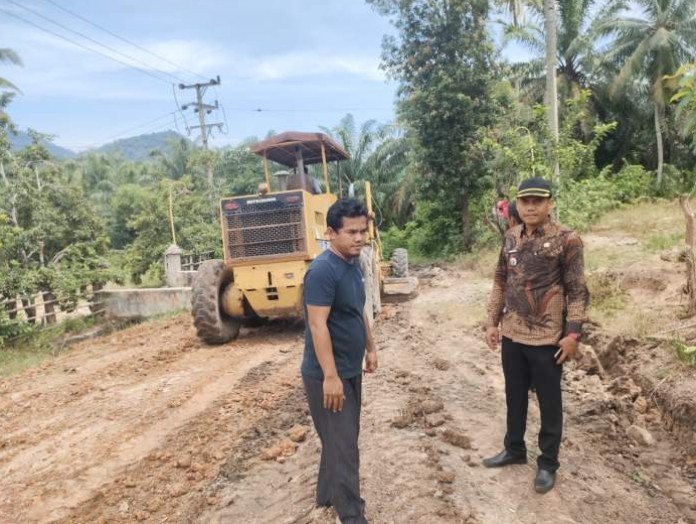 Bangun Jalan Penghubung Desa Bunga Mayang dengan Desa Mendah