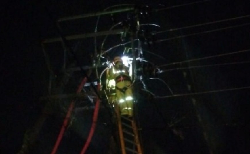 Cuaca Ekstrem, PLN ULP Baturaja Berjuang Pulihkan Listrik di Tengah Badai