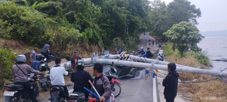 Dua Tiang Listrik Roboh di Pantai Pelangi Danau Ranau, Arus Lalu Lintas Sempat Lumpuh