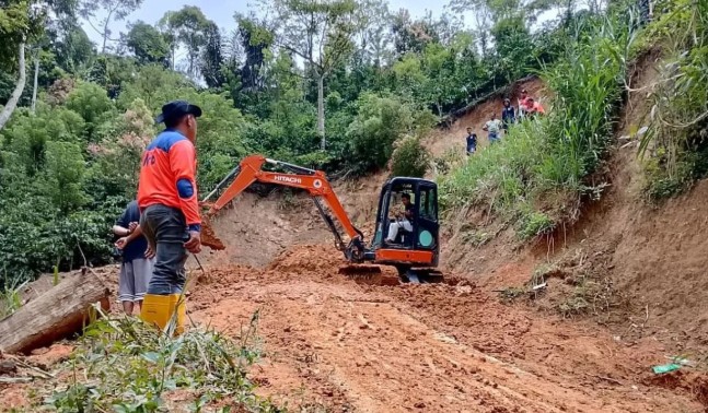 BPBD OKU Selatan Bersihkan Longsor, Akses Jalan Kembali Normal