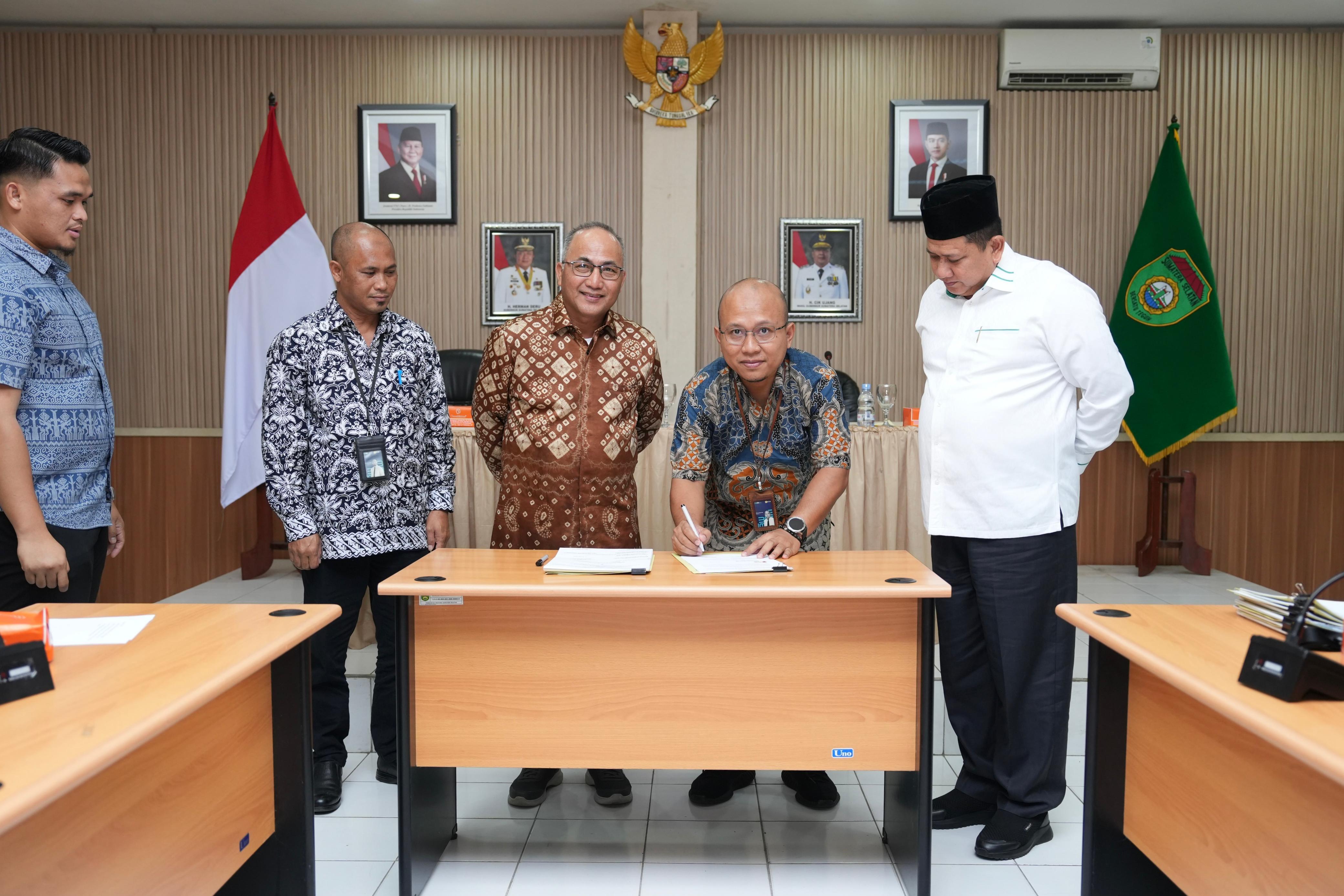 PLN Bangun Jaringan Listrik di Empat Desa Terpencil Muba, Dorong Ekonomi dan Akses Digital Warga