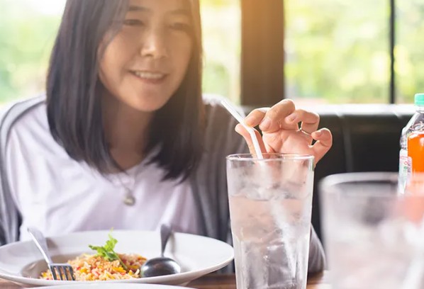 Mitos atau Fakta: Benarkah Minum Air Es Setelah Makan Ganggu Pencernaan?