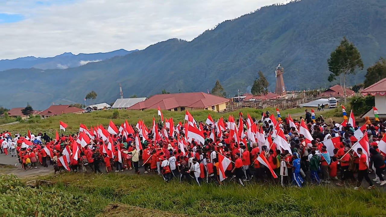 Bendera Merah Putih Raksas Menjulang di Langit Puncak Jaya: Kirab Nasionalisme di Tanah Tinggi