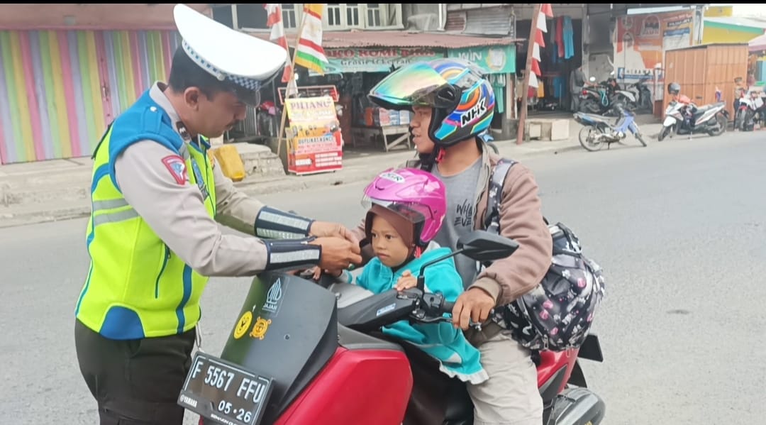 Satlantas Polres OKUS Bagikan Helm Gratis Untuk Anak-anak