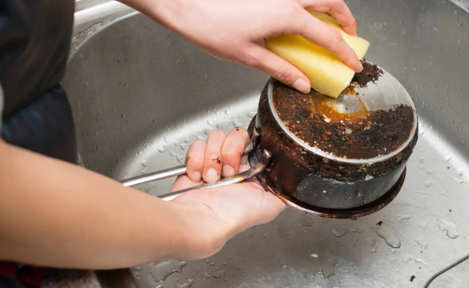 Baking Soda hingga Garam Bisa Bersihkan Kerak Gosong Pada Panci