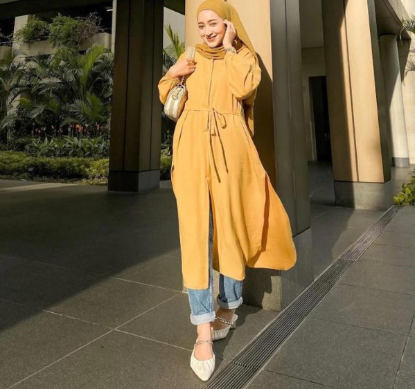 7 Inspirasi Warna Jilbab yang Cocok untuk Baju Kuning Mustard