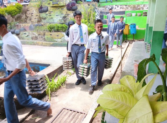 Diduga Basi, Makanan Program Makan Bergizi Gratis Dikeluhkan Siswa