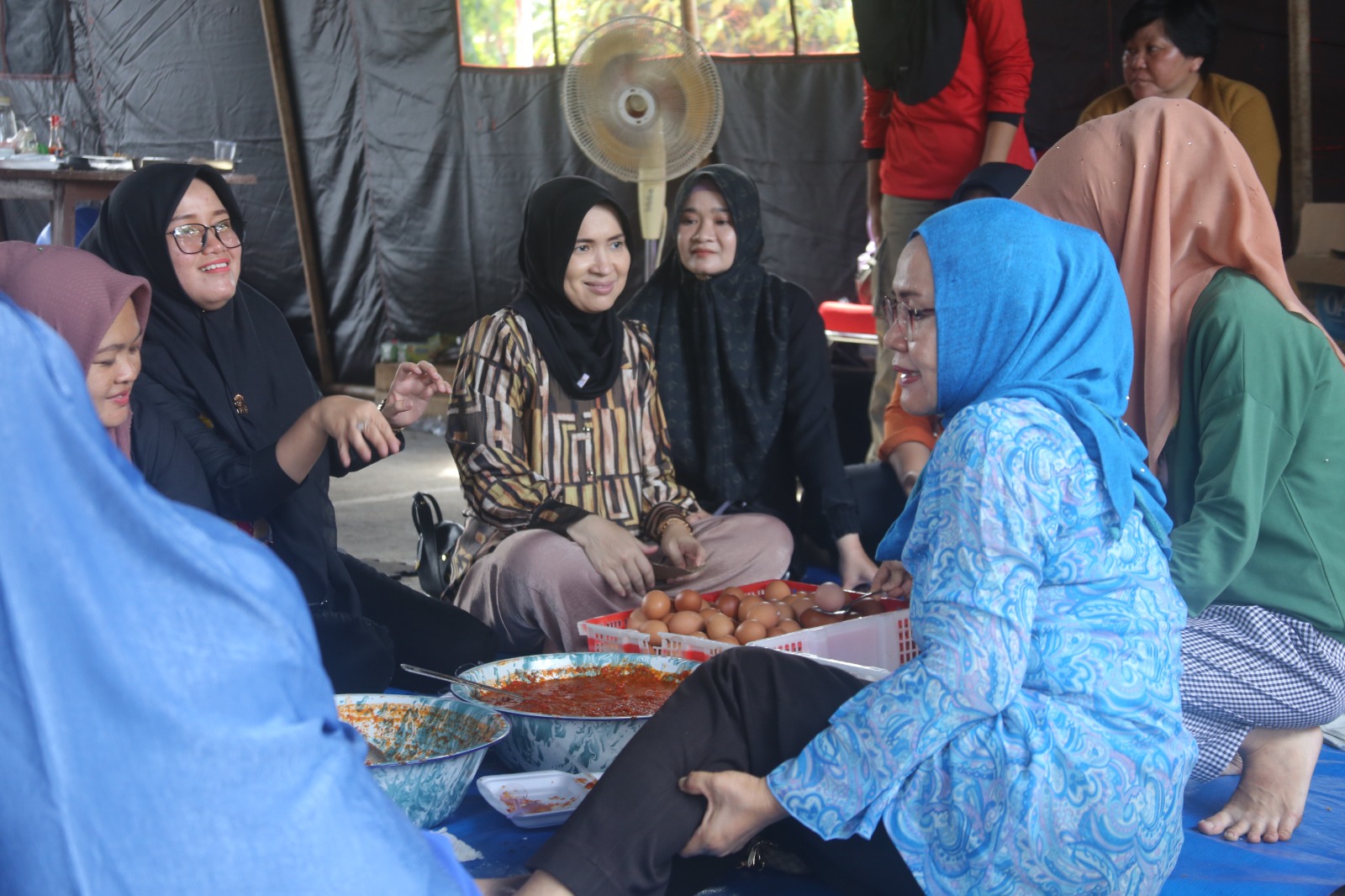 Pj Ketua TP PKK OKU Turun Komandoi dan Ikut memasak di Dapur Umum untuk Korban Banjir