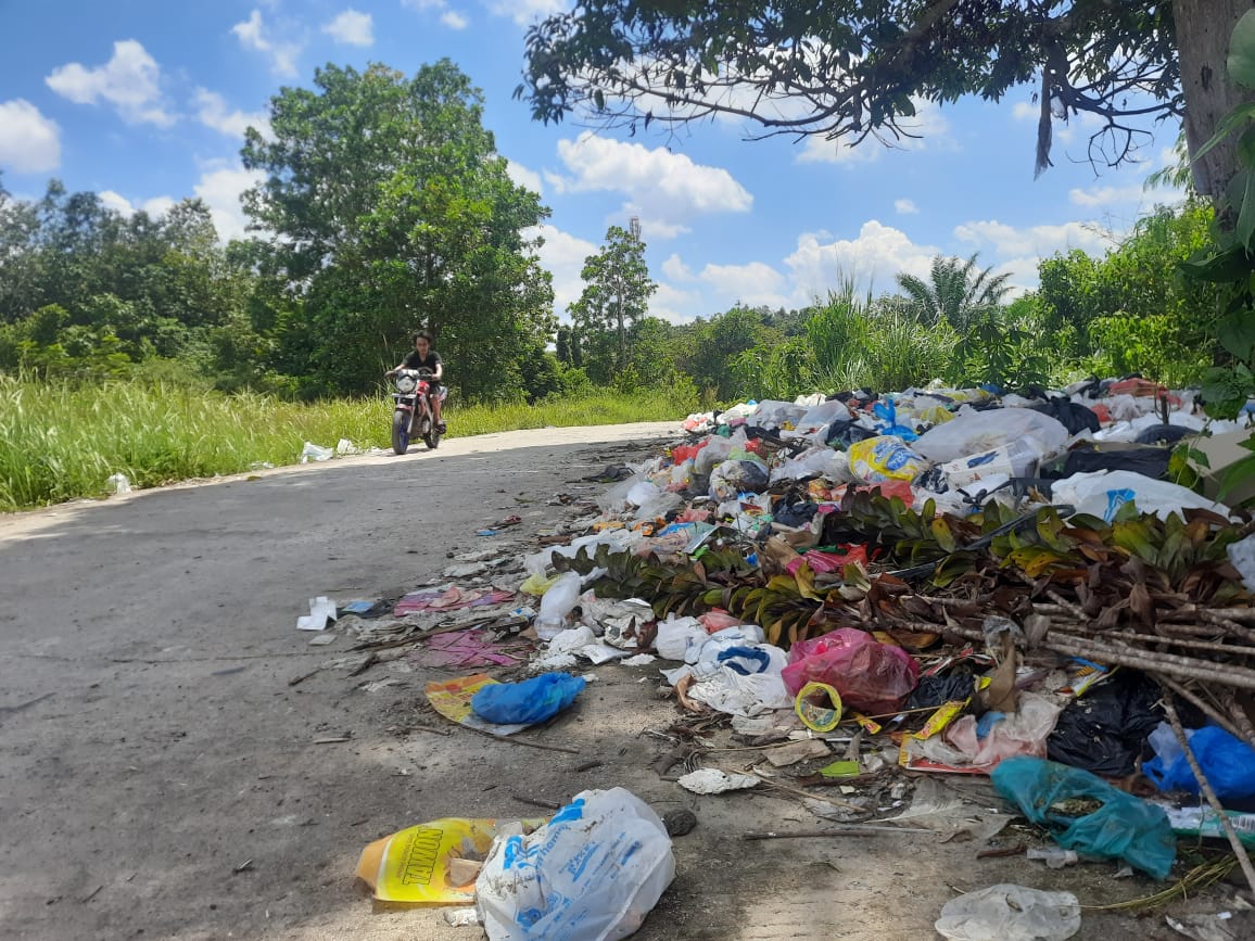 Bau Busuk! Sampah Numpuk di Kapuran Desa Air Paoh