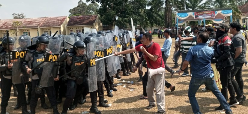 Pendemo Bentrok dengan Petugas Dihadapan Bupati OKU Selatan Popo Ali 