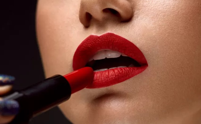 Bukan Hanya Lipstik, Ini 5 Alternatif Pewarna Bibir yang Harus Kamu Coba