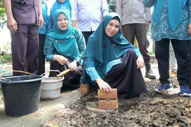 Bahagia Supar Pecah, Rumah Tak Layak Kini Dibedah PKK OKU Timur