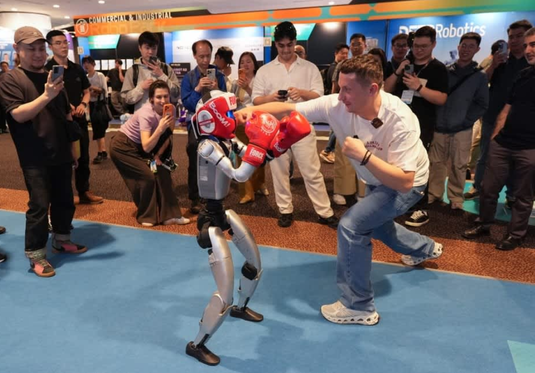 Robot Humanoid China Pamer Aksi Tinju dan Jungkir Balik di InnoEX 2026