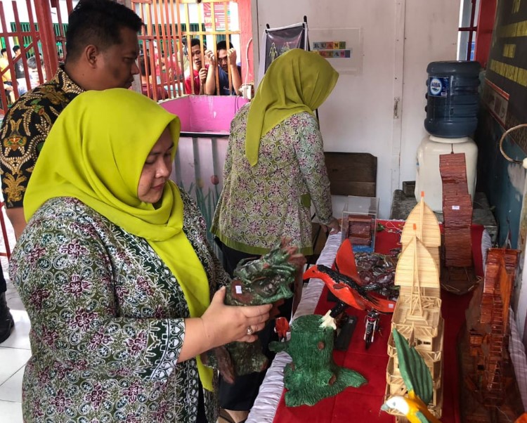 Daur Ulang Karpet Telur jadi Hiasan Rumah