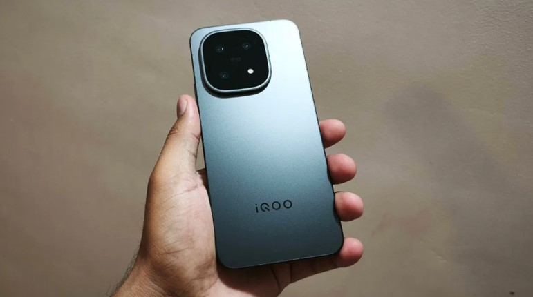 Apakah iQOO 15 Lebih Worth It dari iPhone 17 Pro? Jawabannya..