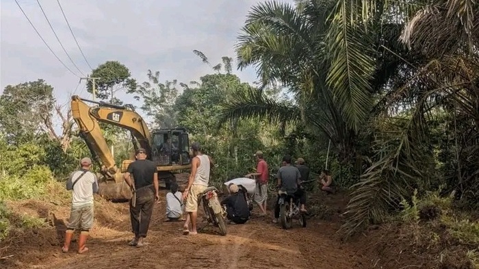 Turunkan Alat Berat, Swadaya Perbaiki Jalan