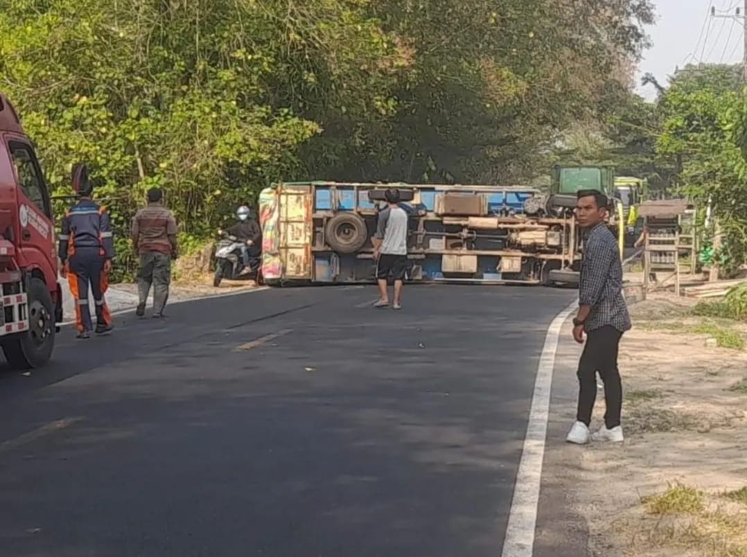 Truk Dari Palembang menuju Baturaja Terguling, Ini Nasib Sopirnya