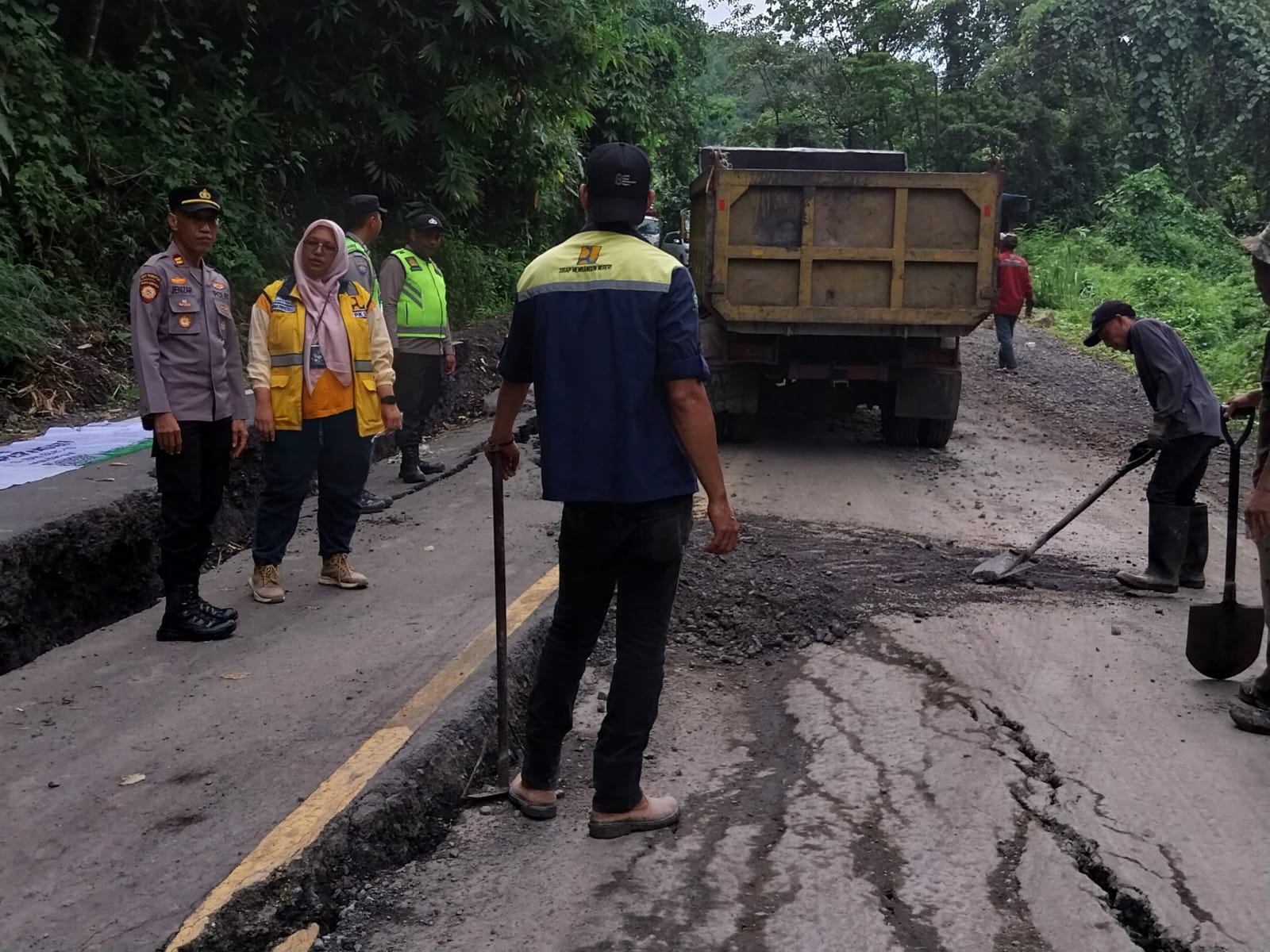 Jalan Lintas Sumatera  di Gunung Meraksa Kabupaten OKU Amblas Akibat Longsor, Kendaraan Bergantian Melintas