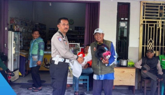 Peduli Keselamatan, Bagikan Helm Gratis untuk Pengemudi Ojek