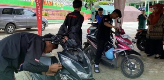 MAN 01 OKU Selatan Gelar Servis Motor Gratis bagi Siswa dan Guru