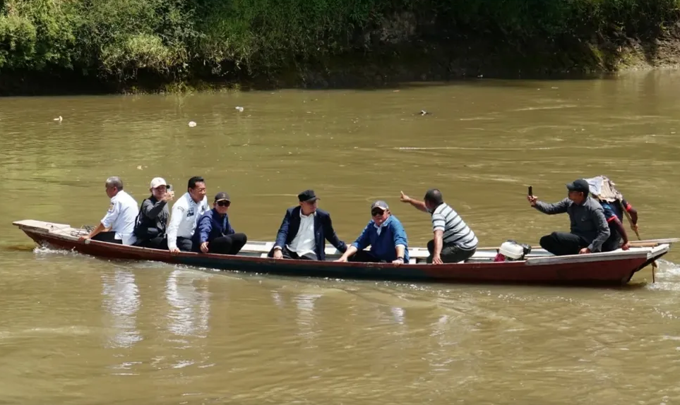 Arungi Sungai, Gubernur Sumsel dan Bupati OKU Tinjau Pembangunan Jembatan gantung di Banuayu 