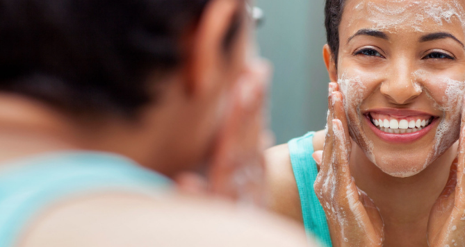 Bikin Wajah Putih Berseri, Ini Facial wash pemutih wajah terbaik 2023