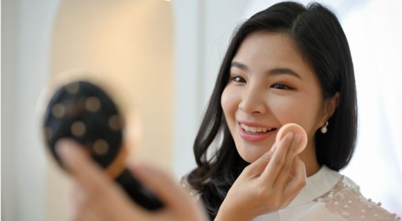Cara Tepat Pakai Bedak agar Makeup Tahan Lama