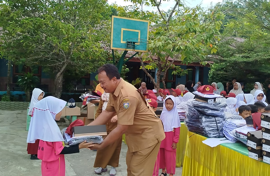 Murid SDN 43 OKU Sumringah Terima Seragam Sekolah Gratis dari Bupati