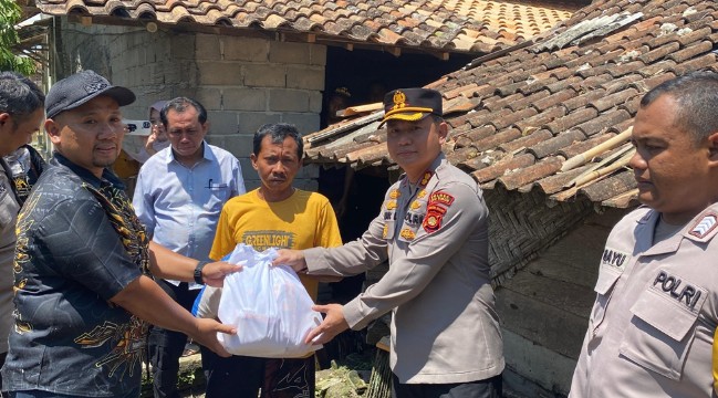 Kapolres OKU Timur Salurkan Bansos untuk Korban Puting Beliung di Desa Sridadi